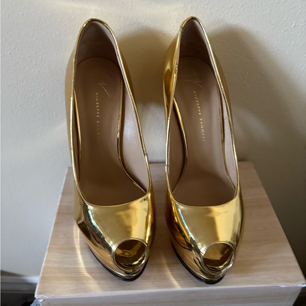 Giuseppe Zanotti
Sharon 130mm peep-to pumps
